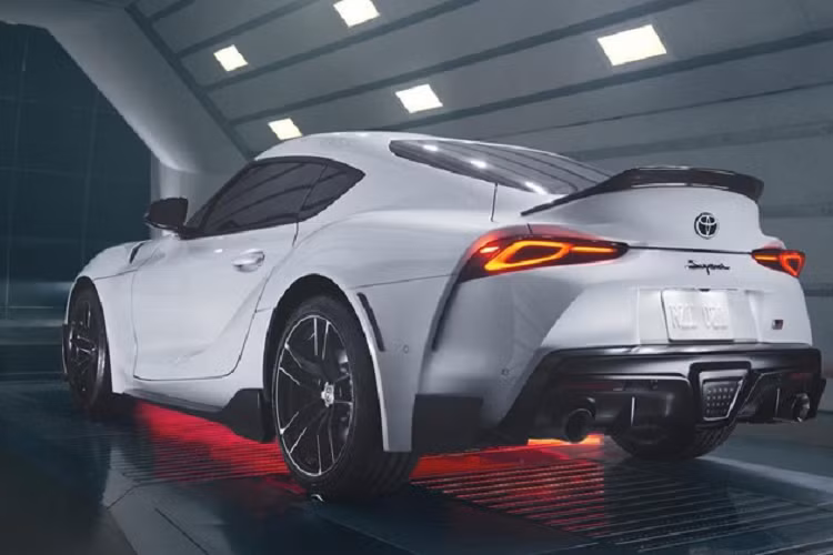 Bên cạnh đó, phiên bản đặc biệt Toyota Supra A91-CF Edition sẽ có các trang bị và tính năng cao cấp như ghế sưởi có khả năng chỉnh định 14 hướng, vô lăng bọc da.