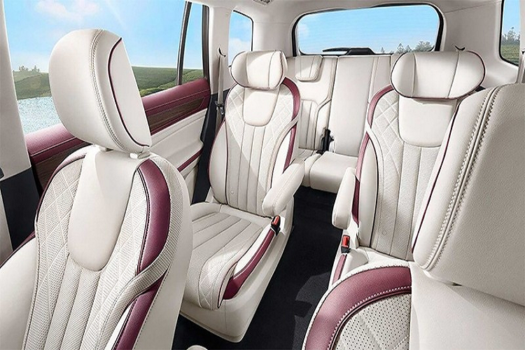 Nối liền với nẹp mạ crôm trên đỉnh lưới tản nhiệt là dải đèn LED định vị ban ngày hình móc câu. Trong khi đó, cụm đèn pha chính nằm bên dưới trong hốc hình chữ "C". Tiếp đến là hốc gió trung tâm khá rộng và tấm ốp gầm màu bạc. Tuy nhiên, khác với Equator, Ford Equator Sport 2022 lại có nẹp màu đen kéo dài từ hốc gió trung tâm sang hốc bánh bên sườn.