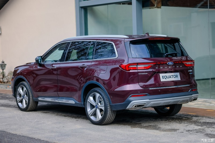 So với Equator, Ford Equator Sport 2022 sở hữu kích thước nhỏ hơn đáng kể. Cụ thể, Ford Equator Sport 2022 có chiều dài 4.630 mm, chiều rộng 1.935 mm, chiều cao 1.706 mm và chiều dài cơ sở 2.726 mm. Những con số tương ứng của Ford Equator là 4.905 mm, 1.930 mm, 1.755 mm và 2.865 mm. Với kích thước này, Ford Equator Sport 2022 thuộc phân khúc SUV cỡ C hơn là cỡ D như Equator.