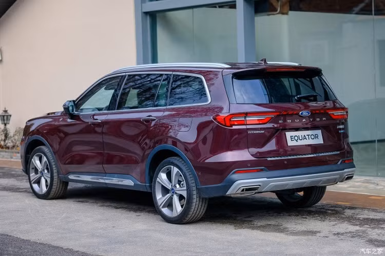 So với Equator, Ford Equator Sport 2022 sở hữu kích thước nhỏ hơn đáng kể. Cụ thể, Ford Equator Sport 2022 có chiều dài 4.630 mm, chiều rộng 1.935 mm, chiều cao 1.706 mm và chiều dài cơ sở 2.726 mm. Những con số tương ứng của Ford Equator là 4.905 mm, 1.930 mm, 1.755 mm và 2.865 mm. Với kích thước này, Ford Equator Sport 2022 thuộc phân khúc SUV cỡ C hơn là cỡ D như Equator.