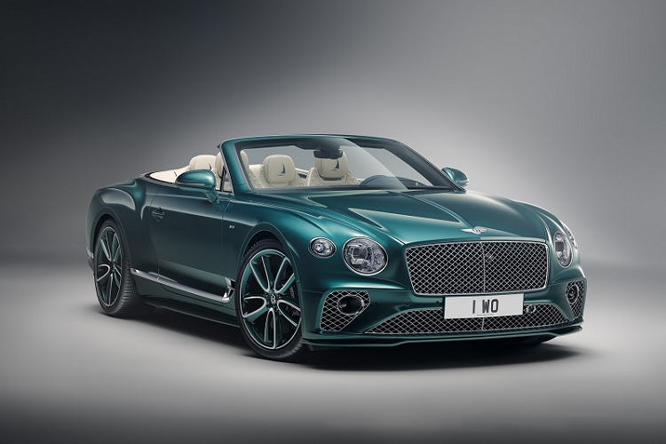 Các mẫu xe siêu sang Bentley này đều “cưỡi” trên bộ mâm 22 inch với các điểm nhấn màu xanh Aegean Blue cùng một số chi tiết trang trí bằng sợi carbon bao gồm bộ chia trước, ốp sườn xe, bộ khuếch tán và cánh gió phía sau.