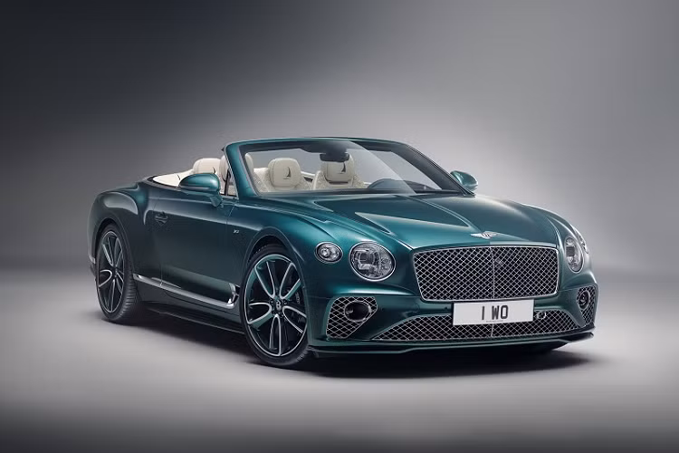 Các mẫu xe siêu sang Bentley này đều “cưỡi” trên bộ mâm 22 inch với các điểm nhấn màu xanh Aegean Blue cùng một số chi tiết trang trí bằng sợi carbon bao gồm bộ chia trước, ốp sườn xe, bộ khuếch tán và cánh gió phía sau.