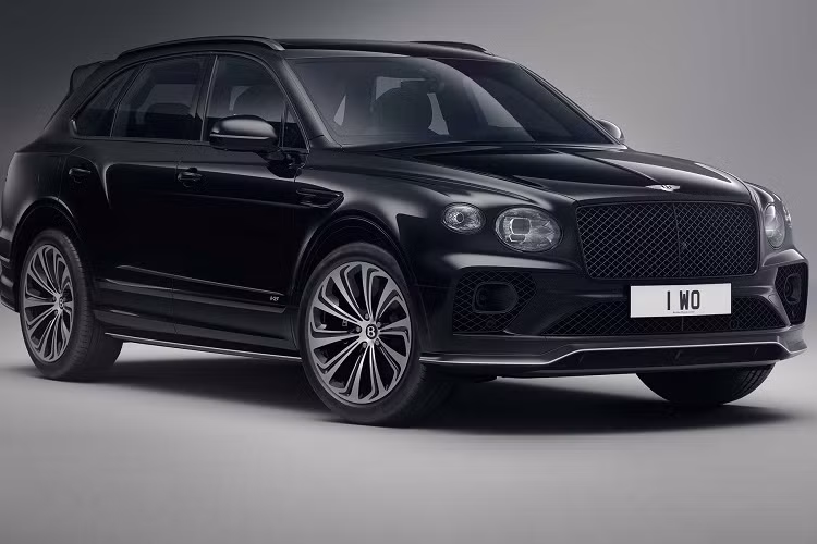 Tiếp đến là bộ sưu tập Bentley Mulliner Skyline Collection, được phát triển bởi Bentley Manhattan và lấy cảm hứng từ đường chân trời của thành phố New York. Bộ sưu tập này bao gồm Bentayga, Continental GT Convertible và Flying Spur - tất cả đều có màu sơn ngoại thất Onyx Black cùng các điểm nhấn trang trí từ gói Blackline Specification như mâm hợp kim hai tông màu 22 inch và chrome tối màu.