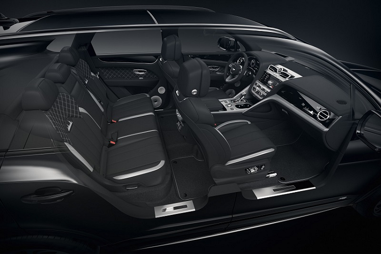 Chủ đề thiết kế màu đen tiếp tục được đưa vào bên trong khoang cabin, kết hợp cùng các điểm nhấn màu bạc trên ghế ngồi và tựa đầu. Các chi tiết nổi bật khác bao gồm gỗ veneer màu và hình ảnh đường chân trời Manhattan trên ghế cũng như bảng điều khiển trung tâm.