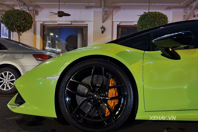 Các thay đổi bao gồm việc dán decal màu xanh lá cây tươi sáng ở thân xe và sơn lại bộ mâm 5 chấu nguyên bản trong màu đen bóng, cùm phanh màu cam tạo điểm nhấn vẫn được giữ nguyên.