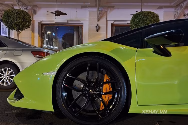 Các thay đổi bao gồm việc dán decal màu xanh lá cây tươi sáng ở thân xe và sơn lại bộ mâm 5 chấu nguyên bản trong màu đen bóng, cùm phanh màu cam tạo điểm nhấn vẫn được giữ nguyên.