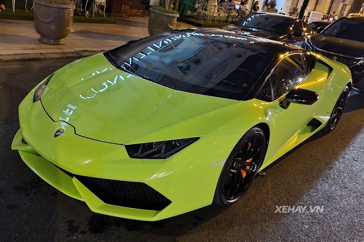 Sau cập nhật, diện mạo của siêu xe Lamborghini Huracan LP610-4 trở nên mới mẻ, thể thao và nổi bật hơn hẳn so với nguyên bản. Siêu xe cũng gây ấn tượng với cặp đèn pha LED thiết kế với 2 chữ Y đặc trưng xếp cạnh nhau, cặp ống xả kép cùng bộ khuếch tán mạnh mẽ phía sau.