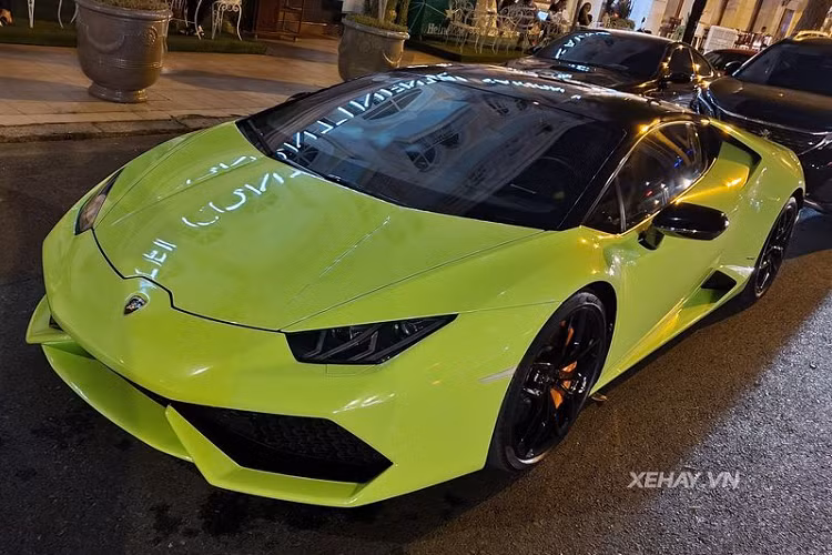 Sau cập nhật, diện mạo của siêu xe Lamborghini Huracan LP610-4 trở nên mới mẻ, thể thao và nổi bật hơn hẳn so với nguyên bản. Siêu xe cũng gây ấn tượng với cặp đèn pha LED thiết kế với 2 chữ Y đặc trưng xếp cạnh nhau, cặp ống xả kép cùng bộ khuếch tán mạnh mẽ phía sau.