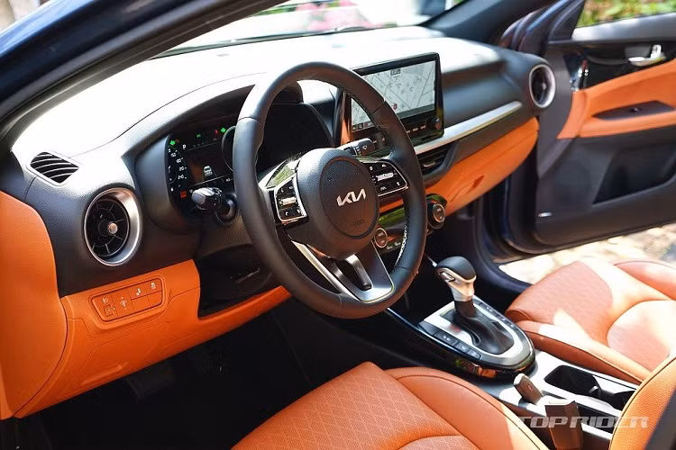 Tương tự như vậy, khu vực đèn hậu của xe cũng được bổ sung thêm thanh LED nối dài hai bên đèn với chi tiết đèn dạng mảnh, có điểm cắt tạo nên cái nhìn trẻ trung và mới lạ.