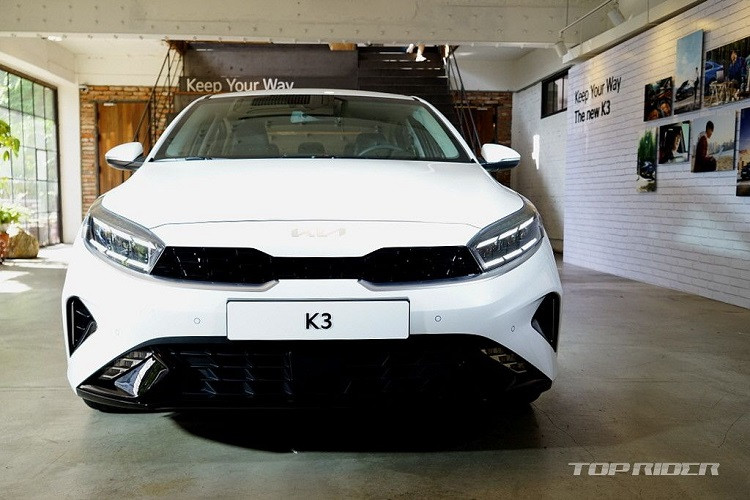 Bên cạnh đó, Kia Cerato 2021 cũng được tích hợp sẵn hệ thống Auto Hold giúp việc lái xe trở nên nhàn nhã hơn hay chìa khoá thông minh kèm chức năng khởi động từ xa... Về thiết kế bên ngoài, Kia Cerato 2021 sở hữu vẻ trẻ trung, năng động và hiện đại.