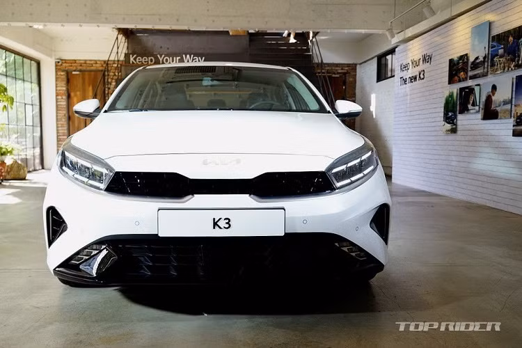 Bên cạnh đó, Kia Cerato 2021 cũng được tích hợp sẵn hệ thống Auto Hold giúp việc lái xe trở nên nhàn nhã hơn hay chìa khoá thông minh kèm chức năng khởi động từ xa... Về thiết kế bên ngoài, Kia Cerato 2021 sở hữu vẻ trẻ trung, năng động và hiện đại.