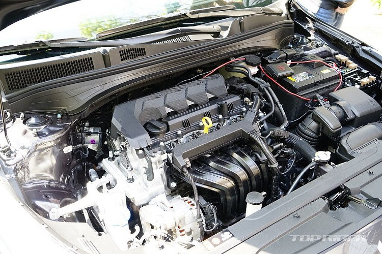 Đối với không gian nội thất, Kia Cerato 2021 vẫn sở hữu một số trang bị nổi bật như màn hình giải trí 10,25 inch cỡ lớn, vô-lăng 4 chấu với logo mới, hệ thống điều hoà tự động 2 vùng, sưởi ghế, ghế bọc da, phanh tay điện tử và đặc biệt là trang bị đồng hồ công-tơ-mét dạng Full-LCD trên bản cao cấp...