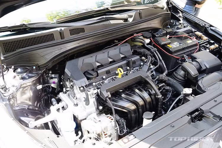 Đối với không gian nội thất, Kia Cerato 2021 vẫn sở hữu một số trang bị nổi bật như màn hình giải trí 10,25 inch cỡ lớn, vô-lăng 4 chấu với logo mới, hệ thống điều hoà tự động 2 vùng, sưởi ghế, ghế bọc da, phanh tay điện tử và đặc biệt là trang bị đồng hồ công-tơ-mét dạng Full-LCD trên bản cao cấp...