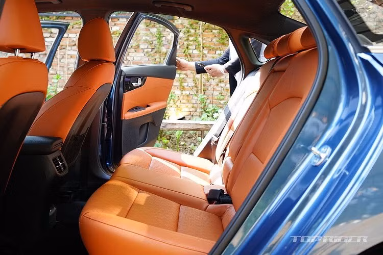 Ngoài ra, mâm xe trên Kia Cerato 2021 cũng được tái thiết kế so với phiên bản tiền nhiệm, kèm theo các tuỳ chọn mâm từ 15, 16 và 17 inch. Xe có thông số kích thước DxRxC tương ứng 4.645 x 1.800 x 1.440 mm, chiều dài cơ sở đạt 2.700 mm.