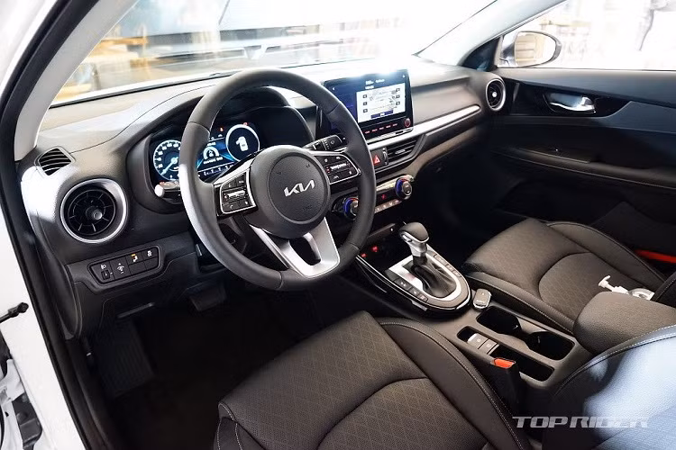 Sức mạnh này được truyền tới hai bánh trước thông qua hộp số tự động CVT.