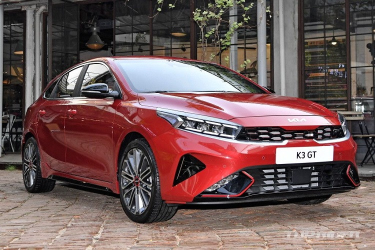 Sau màn ra mắt đầy ấn tượng tại quê nhà Hàn Quốc, KIA Motors đã chính thức công bố giá bán của mẫu xe Cerato/K3 2021 tại đây. Cụ thể, Kia Cerato 2021 sẽ được bán ra với 4 phiên bản, bao gồm bản Trendy, bản Prestige, bản Noblesse và bản Signature. Đi kèm với đó là mức giá xe Kia Cerato 2021 lần lượt tương ứng 15.580 USD (khoảng 358 triệu đồng), 17.550 USD (403 triệu đồng), 20.060 USD (461 triệu đồng) và 21.740 USD (tương đương khoảng 500 triệu đồng).