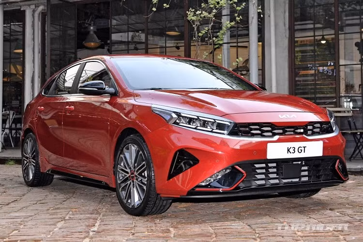 Sau màn ra mắt đầy ấn tượng tại quê nhà Hàn Quốc, KIA Motors đã chính thức công bố giá bán của mẫu xe Cerato/K3 2021 tại đây. Cụ thể, Kia Cerato 2021 sẽ được bán ra với 4 phiên bản, bao gồm bản Trendy, bản Prestige, bản Noblesse và bản Signature. Đi kèm với đó là mức giá xe Kia Cerato 2021 lần lượt tương ứng 15.580 USD (khoảng 358 triệu đồng), 17.550 USD (403 triệu đồng), 20.060 USD (461 triệu đồng) và 21.740 USD (tương đương khoảng 500 triệu đồng).