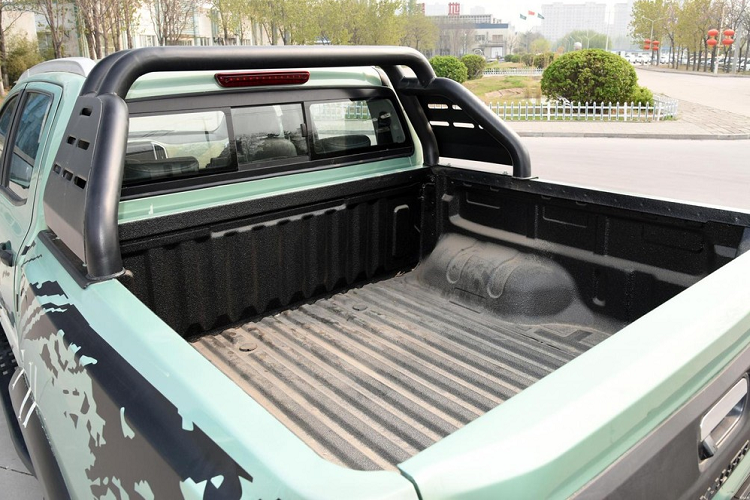 Về sức mạnh, mẫu bán tải mới này được trang bị động cơ diesel 2.3 lít được phát triển bởi Renault/Nissan, sản sinh công suất tối đa 163 mã lực và 380 Nm mô-men xoắn cực đại.