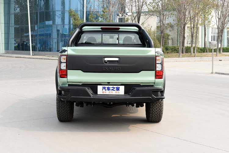 Ở mặt kích thước, mẫu xe bán tải cỡ lớn này sẽ được phân làm hai bản chính, gồm phiên bản du lịch và phiên bản thương mại. Hai phiên bản xe sẽ có kích thước khác biệt, với chiều dài/rộng/cao lần lượt là 5.392/2.045/1965 mm, và 5.692/2.045/1.911 mm.