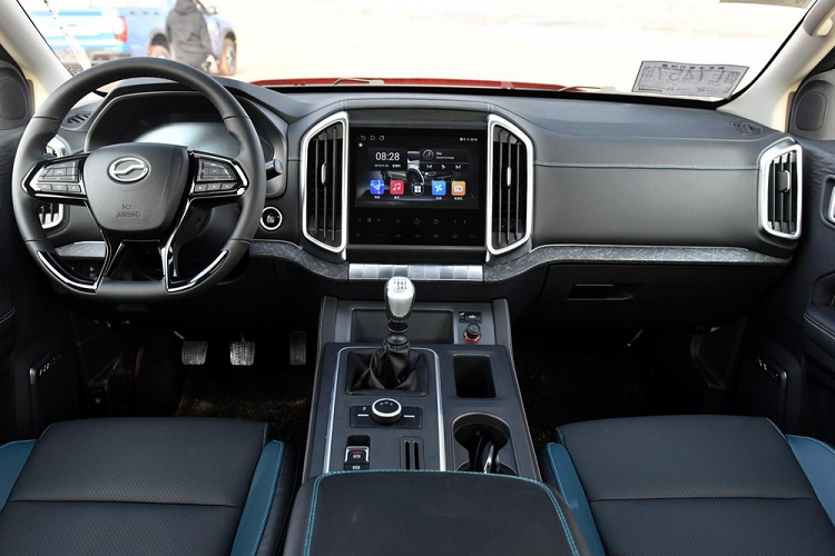 Về nội thất, mẫu xe bán tải ZX Auto Weishi 1949 áp dụng cách bố trí đối xứng, mặt táp lô được trang bị màn hình cảm ứng đa phương tiện kích thước lớn, và vô lăng đa chức năng 4 chấu với một phần trang trí bằng bạc. Bên cạnh đó, các tấm ốp cửa sử dụng thiết kế đường khâu dạng lưới hình kim cương đẹp mắt, trong khi cụm điều khiển trung tâm, ghế ngồi và nhiều bề mặt khác cũng đều được bọc bằng chất liệu da, giúp cải thiện họa tiết trang trí tổng thể.