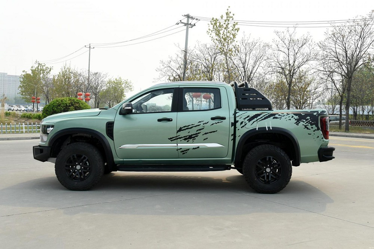 Ngoại hình của ZX Auto Weishi 1949 2022 mới trông khá vạm vỡ và ấn tượng. Mặt trước xe là một lưới tản nhiệt không viền, và hai bộ đèn pha lớn nằm ở vị trí xa hai bên lưới tản nhiệt. Phía sườn xe mang đến cảm giác to lớn và nặng nề, đi kèm với tay nắm cửa và bậc cửa màu đen. Trong khi đó, phía đuôi xe trông vuông vức, có tích hợp một tấm trang trí màu đen rộng trên cửa hậu. Ở phía trên, thùng xe cũng được trang bị khung chống lật lớn và nhiều điểm móc neo tiện lợi.