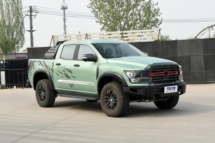 Phiên bản xe du lịch sẽ áp dụng hệ thống treo độc lập xương đòn kép phía trước, và 5 liên kết phía sau cộng với lò xo xoắn phối hợp thiết kế hệ thống treo cầu tích hợp. Mặt khác, phiên bản thương mại của hệ thống treo sau sẽ chỉ là dạng lò xo xoắn cộng với cầu tích hợp.