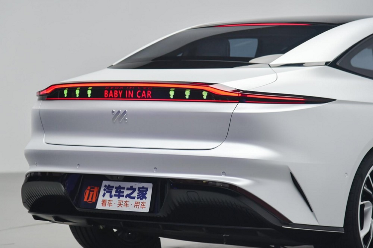 Dựa theo những thông tin có được trước mắt, Zhiji IM L7 chạy điện có trang bị một hệ thống mô tơ điện kép với công suất kết hợp là 536 mã lực và 700 Nm mô-men xoắn cực đại. Nhờ vậy, mẫu sedan điện hạng sang này sẽ có năng lực gia tốc từ 0-100 km/h trong 3,9 giây.