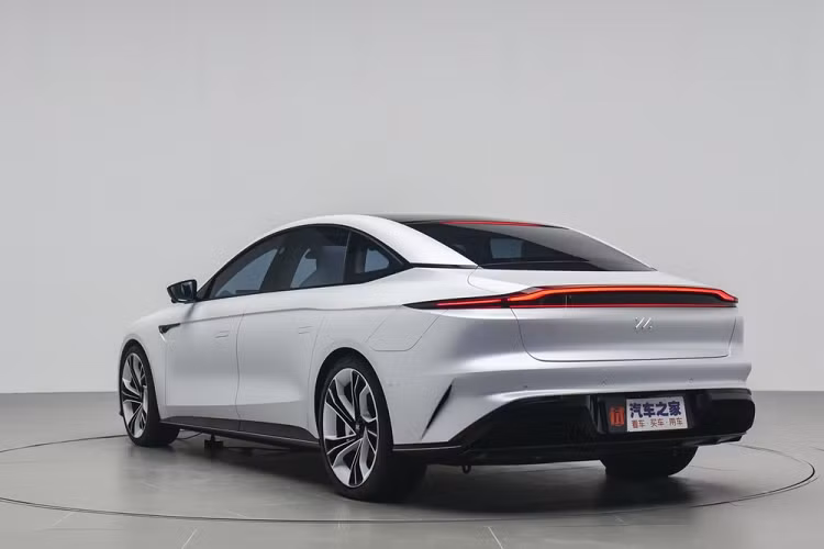 Giá xe Zhiji IM L7 chưa được hé lộ, xe dự kiến sẽ chính thức được bán ở thị trường Trung Quốc trong quý 3 năm nay. Tại Triển lãm Ô tô Thượng Hải sắp tới, chúng ta sẽ biết thêm nhiều thông tin chi tiết về mẫu xe điện bảnh bao này.