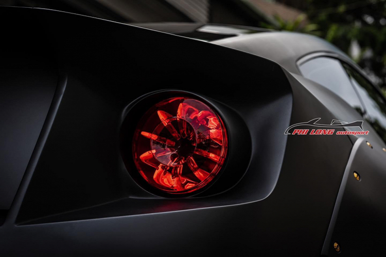 Chưa hết, cụm đèn pha trên xe nguyên bản đã “biến mất” và được thay thế bằng đèn pha mới. Nắp ca-po cũng được sửa đổi mang những đường gân tạo hình chữ “V” để phù hợp với tổng thể phần đầu xe. Để phù hợp với cản trước đặt thấp cũng được tích hợp 2 hốc gió góc cạnh đối xứng ở 2 bên. Độ 4 hốc bánh trước sau theo phong cách body thân rộng (wide body) hầm hố. Trang bị gương chiếu hậu mới tích hợp LED báo rẽ.