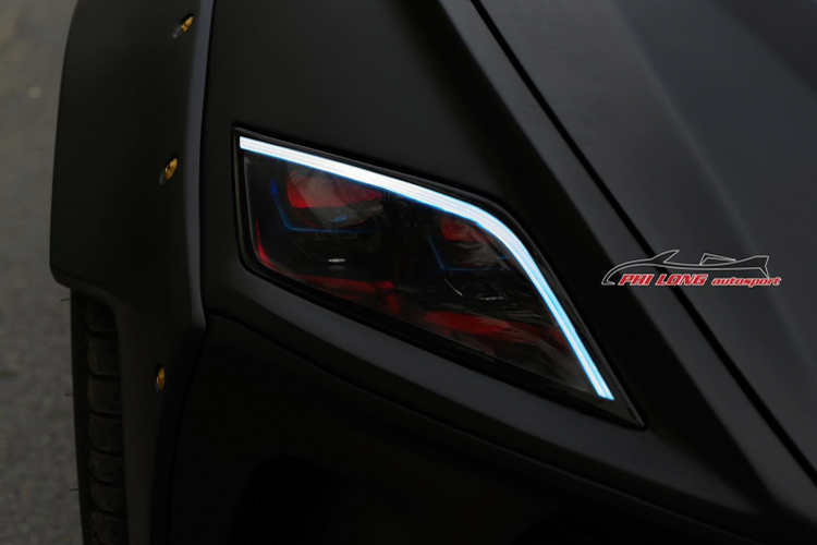 Có thể nói, chiếc Genesis Coupe độ Bugatti trở nên lạ lẫm và khác biệt hơn bao giờ hết. Chắc chắn rằng, đối với những ai không rành về xe độ sẽ không nhận ra đây là chiếc coupe của Hyundai. Chi tiết để nhận diện ra xe Genesis Coupe, chỉ có thể là cột C đặc trưng của dòng xe này.