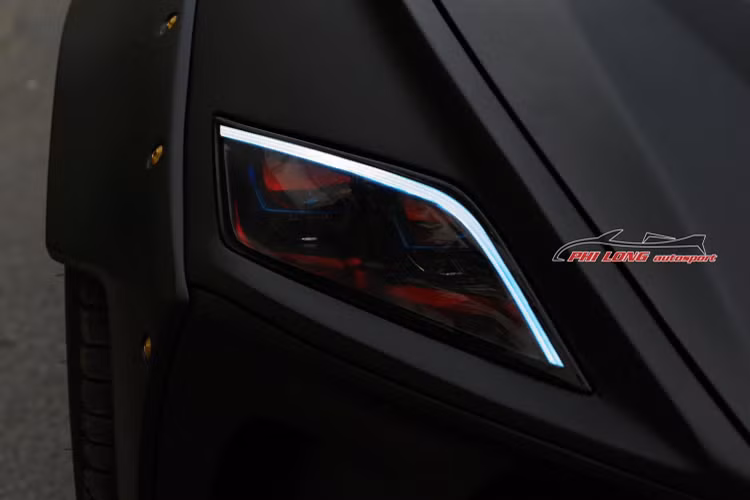 Có thể nói, chiếc Genesis Coupe độ Bugatti trở nên lạ lẫm và khác biệt hơn bao giờ hết. Chắc chắn rằng, đối với những ai không rành về xe độ sẽ không nhận ra đây là chiếc coupe của Hyundai. Chi tiết để nhận diện ra xe Genesis Coupe, chỉ có thể là cột C đặc trưng của dòng xe này.