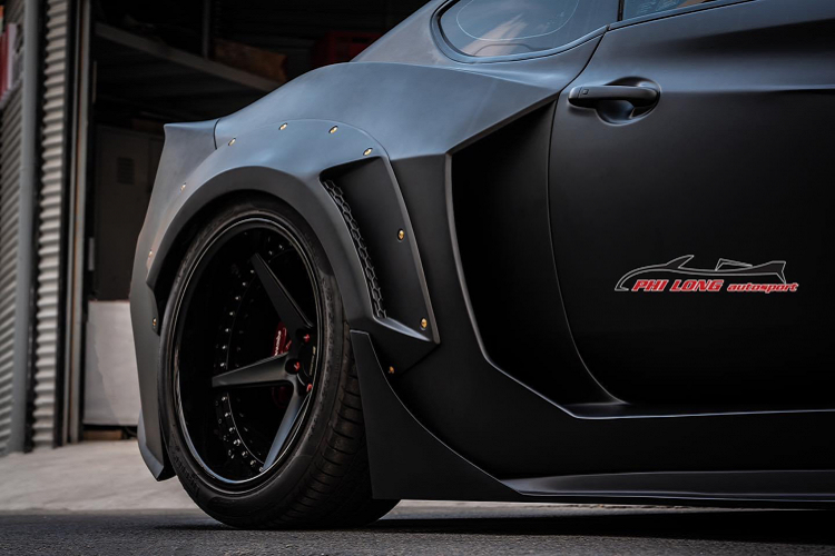 Nhìn chung, đây là một bản độ khá kỳ công, chi tiết và có độ hoàn thiện cao. Tất cả được thiết kế, sản xuất và thi công bởi những người thợ Việt có chuyên môn cao trong lĩnh vực nâng cấp bodykit ngoại thất.