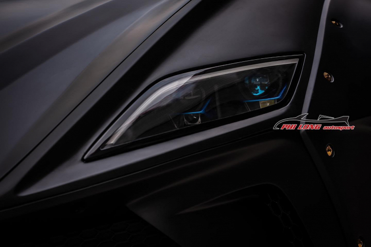 Cụ thể, toàn bộ phần cản trước và cản sau nguyên bản của xe đã được tháo ra và sửa đổi để mang phong cách mới hầm hố hơn. Đáng chú ý, phần đầu của Hyundai Genesis Coupe được những người thợ Việt thay đổi sang cụm lưới tản nhiệt hình “móng ngựa” mới, đặc trưng của thương hiệu siêu xe Bugatti. Bên cạnh là hốc gió lớn, nhờ đó tạo điểm nhấn nổi bật có một không ai cho chiếc Genesis Coupe!