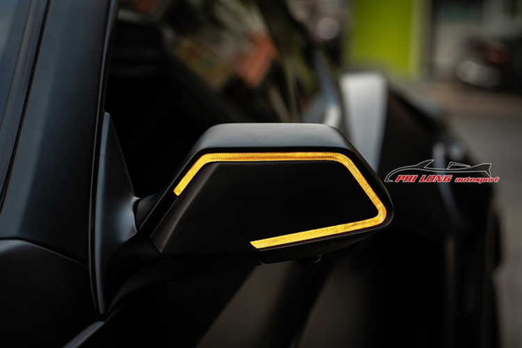 Tương tự, bên hông được gắn thêm tấm ốp sườn, trang bị bộ khuếch tán sau được hạ thấp, trang bị đèn hậu hình tròn mới để hoàn thiện cho vẻ ngoài của chiếc xe thể thao Hàn. Chưa dừng lại đó, xe còn được trang bị bộ mâm đồ chơi 2 mảnh mới sơn màu đen mờ “ton sur ton” với màu ngoại thất xe.