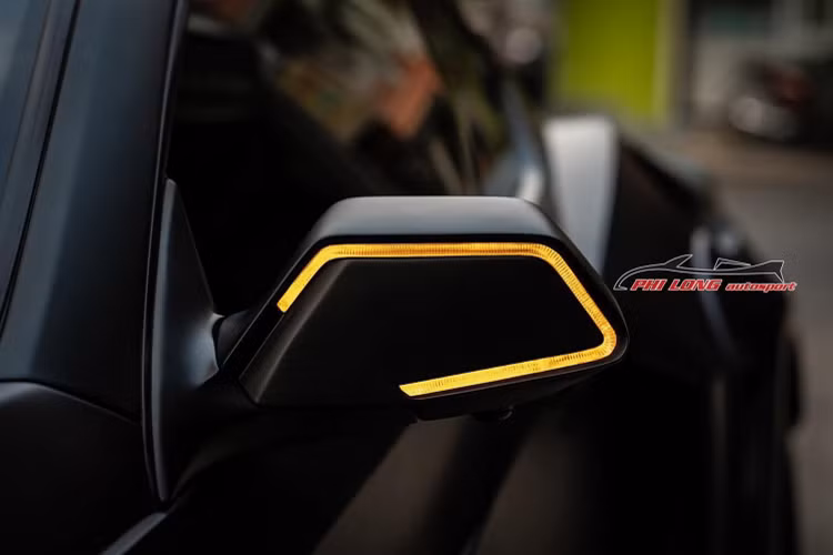 Tương tự, bên hông được gắn thêm tấm ốp sườn, trang bị bộ khuếch tán sau được hạ thấp, trang bị đèn hậu hình tròn mới để hoàn thiện cho vẻ ngoài của chiếc xe thể thao Hàn. Chưa dừng lại đó, xe còn được trang bị bộ mâm đồ chơi 2 mảnh mới sơn màu đen mờ “ton sur ton” với màu ngoại thất xe.