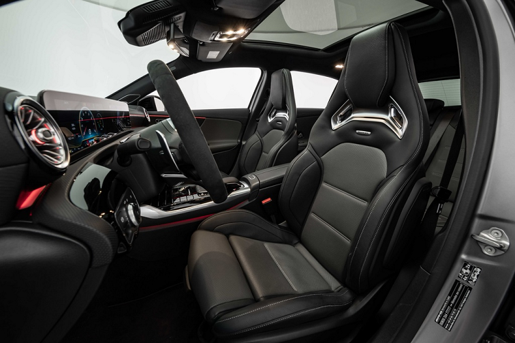Hàng ghế trước là loại ghế thể thao ôm sát người ngồi. Brabus cho biết khách hàng có thể nâng cấp nội thất bằng loại da độc quyền với nhiều màu sắc tùy chọn. Những tính năng tiện nghi đáng chú ý có thể kể đến màn hình kỹ thuật số kép, hệ thống thông tin giải trí MBUX, điều hòa tự động, cửa sổ trời...