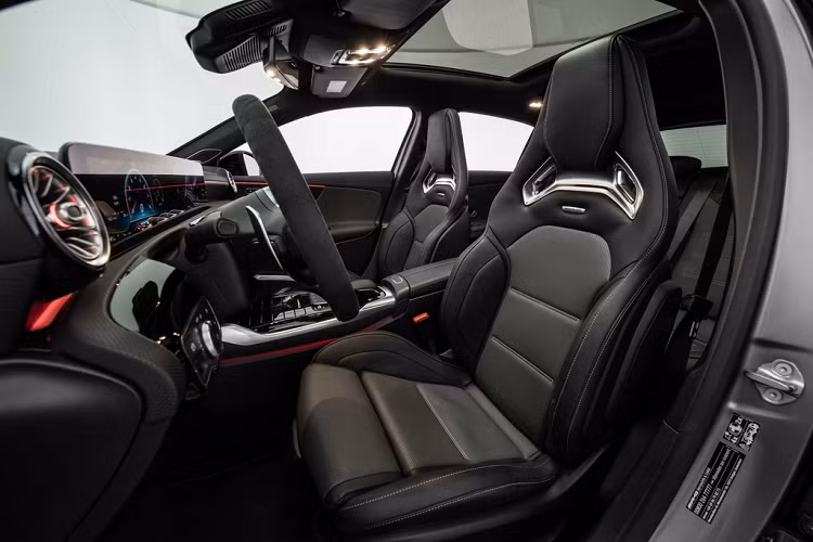 Hàng ghế trước là loại ghế thể thao ôm sát người ngồi. Brabus cho biết khách hàng có thể nâng cấp nội thất bằng loại da độc quyền với nhiều màu sắc tùy chọn. Những tính năng tiện nghi đáng chú ý có thể kể đến màn hình kỹ thuật số kép, hệ thống thông tin giải trí MBUX, điều hòa tự động, cửa sổ trời...