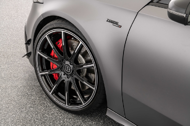 Ngoại hình của bản độ Mercedes-AMG A 45S không có nhiều sự khác biệt so với xe nguyên bản. Brabus thay thế logo chữ B cùng tên hãng độ, tên xe sơn đen ở trước và sau. Các chi tiết như đèn chiếu sáng, đèn hậu, cản trước, cánh gió, bộ khuếch tán không khí hay cụm phanh AMG hiệu năng cao được giữ nguyên.