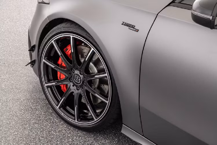 Ngoại hình của bản độ Mercedes-AMG A 45S không có nhiều sự khác biệt so với xe nguyên bản. Brabus thay thế logo chữ B cùng tên hãng độ, tên xe sơn đen ở trước và sau. Các chi tiết như đèn chiếu sáng, đèn hậu, cản trước, cánh gió, bộ khuếch tán không khí hay cụm phanh AMG hiệu năng cao được giữ nguyên.