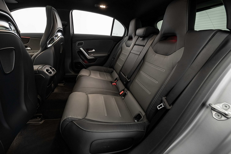 Brabus không công bố chi phí của gói độ dành cho Mercedes-AMG A45S. Tại Đức, giá xe Mercedes-AMG hatchback có giá khởi điểm 52.675 euro, tương đương 63.700 USD.