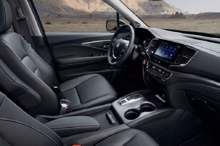 Honda Ridgeline 2021 được thiết kế lại với phần đầu hình hộp hơn, lưới tản nhiệt sửa đổi, cản trước tinh chỉnh và những đường nét mềm mại trước đó đều bị loại bỏ, đem đến một khuôn mặt cơ bắp, khỏe khoắn hơn cho chiếc bán tải.