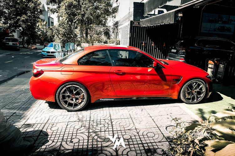 Đặc biệt, điểm khác biệt lớn nhất của M4 Convertible so với M4 coupe là chiếc mui cứng có thể đóng, mở trong 20 giây thông qua một nút bấm. Với thiết kế độc đáo này, chủ xe có thể biến đổi từ chiếc xe mui cứng thành mui trần chỉ trong vài giây.