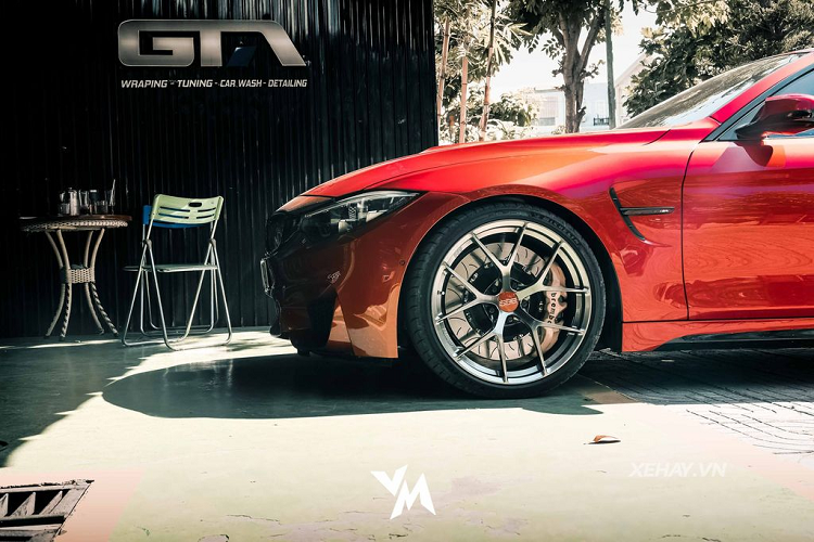 Khi đóng mui, hệ số cản gió đạt 0,34 Cd. Về thiết kế tổng thể, M4 mui trần mang đậm âm hưởng thiết kế của hãng xe sang xứ Baravia với những đường nét cứng chắc, khoẻ khoắn cùng hai "hốc mũi" đặc trưng làm nên tên tuổi của BMW. 