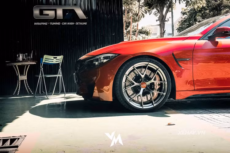 Khi đóng mui, hệ số cản gió đạt 0,34 Cd. Về thiết kế tổng thể, M4 mui trần mang đậm âm hưởng thiết kế của hãng xe sang xứ Baravia với những đường nét cứng chắc, khoẻ khoắn cùng hai "hốc mũi" đặc trưng làm nên tên tuổi của BMW. 