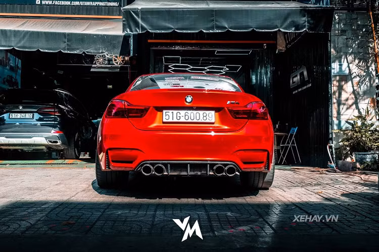 Chưa hết, ở khu vực phía đuôi xe, chiếc BMW M4 Convertible độ khủng này còn được chủ nhân tân trang lại bộ đèn hậu tương tự phiên bản GTS. Tuy tất cả nâng cấp kể trên chưa thực sự lớn về số lượng món đồ thay thế nhưng hiệu quả mang lại được đánh giá rất cao. Đặc biệt là về cảm giác vận hành, sự phấn khích và vẻ đẹp thẩm mỹ.
