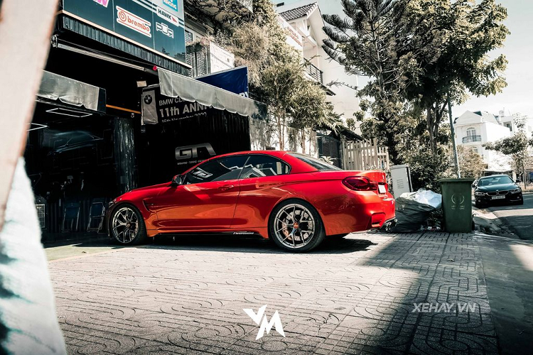 Tốc độ tối đa được giới hạn điện tử là 250km/h, với gói M Driver’s Package thì con số này là 280km/h. Sức mạnh sinh ra từ động cơ sẽ được truyền tới 2 bánh sau thông qua hộp số tự động ly hợp kép M-DCT 7 cấp hoặc hộp số sàn 6 cấp tiêu chuẩn. M4 Convertible vẫn sẽ được trang bị hệ thống dẫn động cầu sau của BMW.