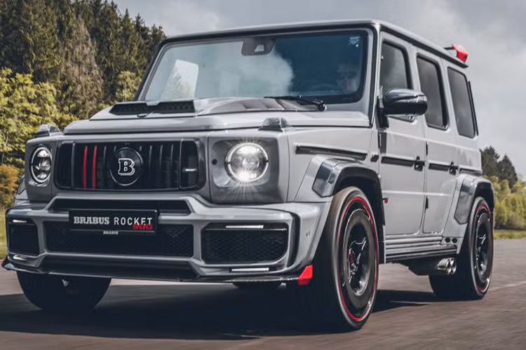 Khó có thể kể hết tất cả phiên bản nâng cấp mà Brabus từng tạo ra dựa trên Mercedes-AMG G63 hạng sang. Tuy nhiên không thể phủ nhận mỗi phiên bản được xuất xưởng đều đi kèm với một dấu ấn riêng của nó. Đơn cử như phiên bản Brabus 900 Rocket Edition vừa được ra mắt gần đây. Chỉ có 25 chiếc xuất xưởng trên thế giới với giá bán mỗi chiếc là 571.270 Euro (khoảng 15,6 tỷ đồng).