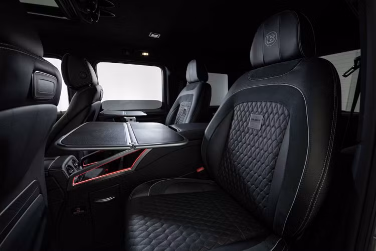 Với số tiền khủng mà khách hàng cần bỏ ra, họ hoàn toàn có thể tùy chỉnh chiếc “tên lửa” theo sở thích của mình. Màu sơn xám đặc biệt Stealth Grey trong hình là một gợi ý đến từ hãng độ. Khách hàng được phép tùy chỉnh nội thất - da chần bông sang trọng cho ghế ngồi, các chi tiết trang trí và bệ gác chân. Tùy chọn màu nội/ngoại thất tương phản cũng là một gợi ý thú vị cho khách hàng.