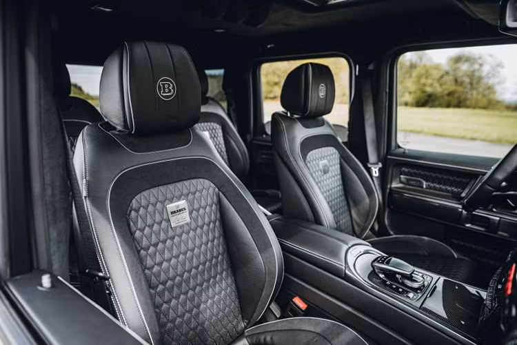 Nhờ đó, bản độ Brabus rộng hơn 100mm so với G63 tiêu chuẩn, và độc đáo hơn nhờ bộ mâm 24 inch Brabus Monoblock Z Platinum Edition hàng thửa, đi cùng bộ lốp 295 / 30ZR24 phía trước và 355 / 25ZR24 phía sau. Khách hàng có thể tùy chọn giữa lốp Continental, Pirelli hoặc Yokohama.