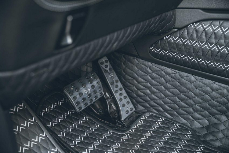 Hệ thống ống xả hiệu suất cao bằng thép không gỉ hoàn toàn mới với downpipes 76mm lớn hơn có sẵn cho xe. Ống xả thoát ra ở mỗi bên với đèn LED tích hợp, phát sáng mỗi khi người lái thốc ga. Một hệ thống chiếu sáng cũng được tích hợp trên bệ bước chân giúp khách hàng ra vào xe dễ dàng hơn vào ban đêm.